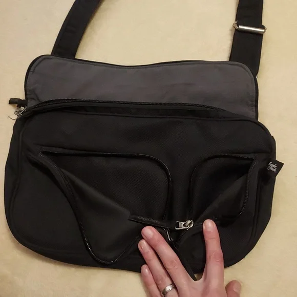 Eagle Creek Cross Body travel bag - Picture 3 of 7